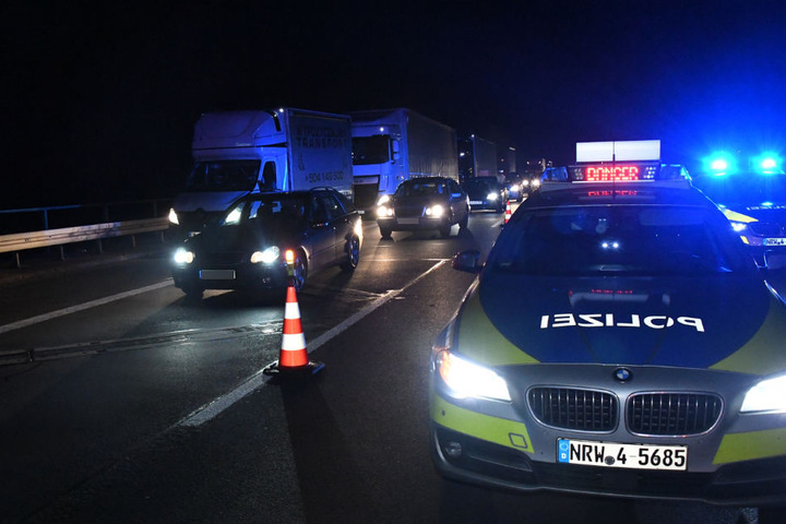 Die Polizei sperrte die mittlere und linke Fahrspur und leitete den Verkehr über den rechten Fahrstreifen an dem Unfall vorbei.