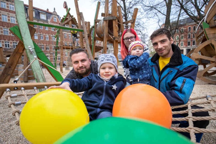 Kent Horn (34) mit Sohn Milan (3) sowie Bianca Martin (20) und Pierre Drescher (30) mit Tochter Melina (1) freuen sich über den neuen Spielplatz am Scharnhorstplatz.