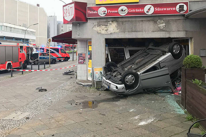 Das angrenzende italienische Restaurant traf das Auto glücklicherweise nicht. Passanten wurden nicht verletzt.