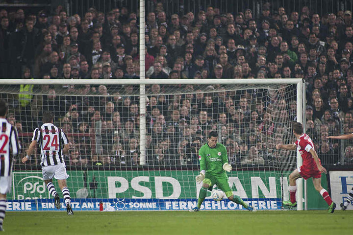 Am 17. Oktober 2011 siegte Andreas Lambertz mit Düsseldorf 3:1 in Hamburg. In dieser Szene erzielte er eines seiner beiden Tore.