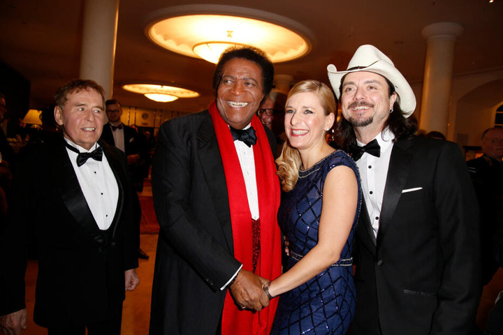 Stefanie Hertel mit Freund Lanny Isis, Vater und Roberto Blanco beim Vorempfang zum Ball.