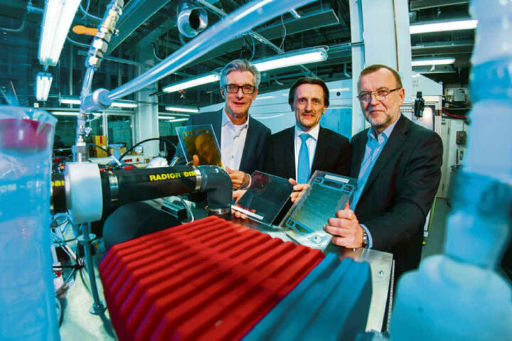 Bereit für die Brennstoffzelle: (v.l.) Achim Loecher, Thomas von Unwerth und Thomas Melczer von der Firma FCP im Labor.
