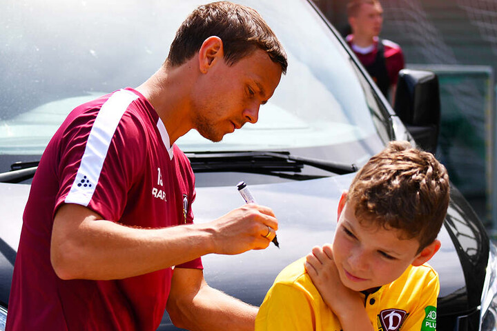 Das Autogramm von Chris Löwe ist auch bei den mitgereisten Fans in Österreich begehrt.