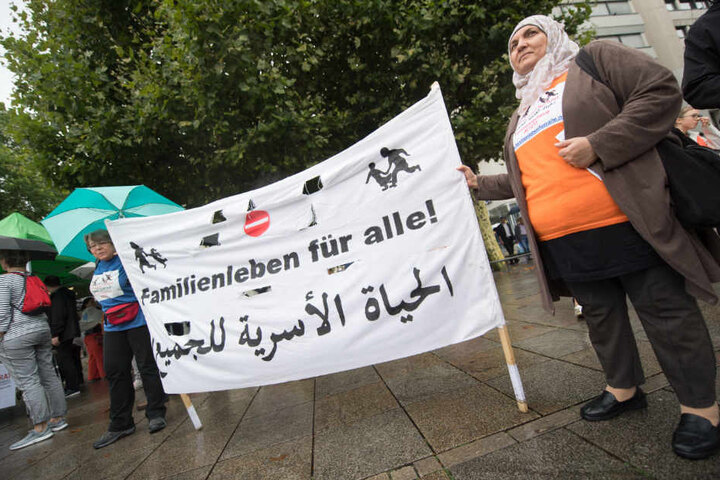 Die Forderung dieser beiden Frauen ist klar: "Familienleben für alle".