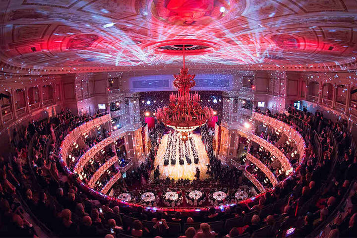 Vor mehr als 2000 Gästen wird Fürst Albert auf dem SemperOpernball 2019 mit dem St. Georgs Orden ausgezeichnet.