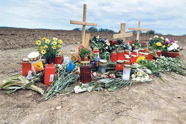 Hier geschah der eiskalte Mord, Freunde des Opfers haben Blumen
niedergelegt.