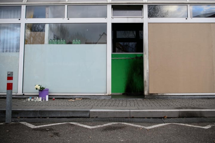 Blumen und Kerzen vor dem Anschlagsort.