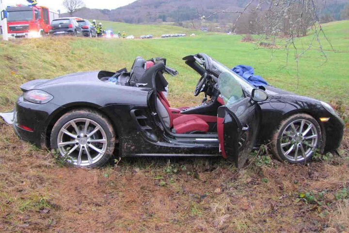 Der Sachschaden am Porsche wird von der Polizei auf rund 60.000 Euro geschätzt.