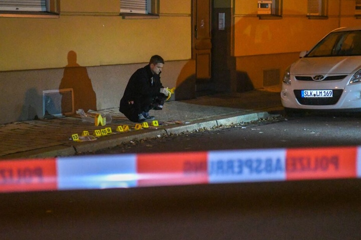 Dem Mann wurde angeblich ein vierstelliger Bargeldbetrag gestohlen. Zudem soll die Polizei Munition am Tatort entdeckt haben.