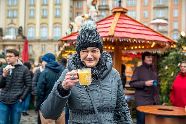 Mandy Gehre (39) aus Berlin kommt jedes Jahr zum Striezelmarkt: "Die Stimmung ist toll hier, die Dresdner mag ich und die Deko ist sehr schön. Nicht zu vergessen ist der weiße Glühwein von Hoflößnitz - einfach super. Der Striezelmarkt bekommt von mir fünf