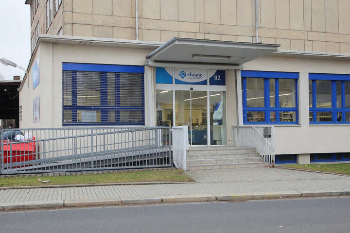 Nachts soll der Einbrecher durchs Fenster dieses Großmarktes gestiegen sein. Bei dem Bruch verschwanden gut 500 Tabakdosen.