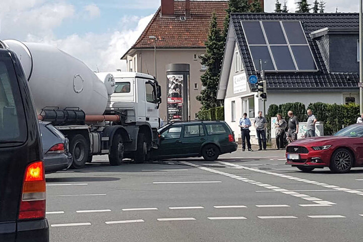 Die Kreuzung musste für etwa eine Stunde gesperrt bleiben.
