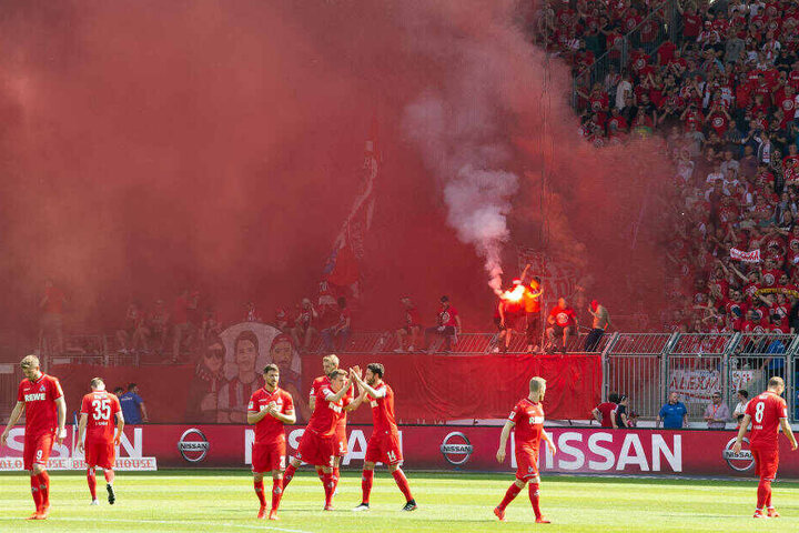 Es brennt im Kölner Fan-Block. Die Spieler finden das nicht so toll.