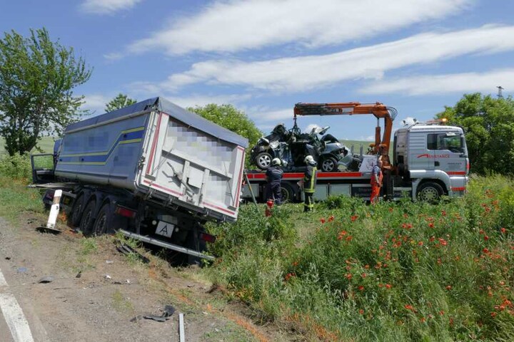 Der Lkw-Fahrer wurde ebenfalls leicht verletzt.