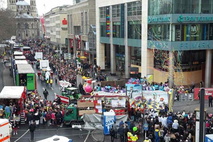 Ein Blick aus der Kölner TAG24-Redaktion auf den Rosenmontagszug am Neumarkt.