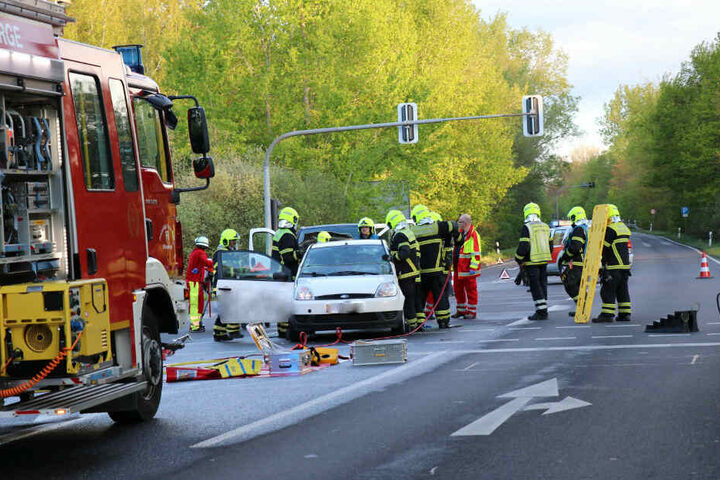 Die Feuerwehrleute mussten bei der Bergung der Fahrerin Dach und Tür des Autos abnehmen.