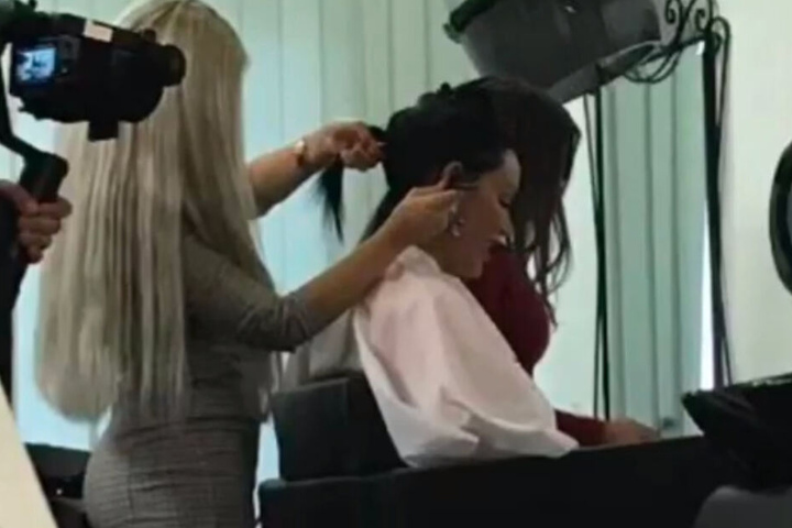 Für die extreme Typveränderung der ehemaligen Blondine war jede Menge Arbeit von Friseurin Sabrina (Li.) nötig.