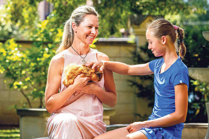 Wenn Lavinia mal gerade nicht auf dem Platz ist, kuschelt sie gerne mit ihrem Meerschweinchen. Mutter Nadine (43) nimmt sich oft und gerne Zeit für ihre Tochter.