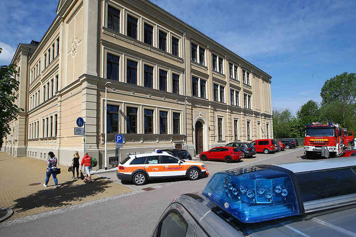Rettungskräfte und Katastrophenschutz sind an der Schule im Einsatz.