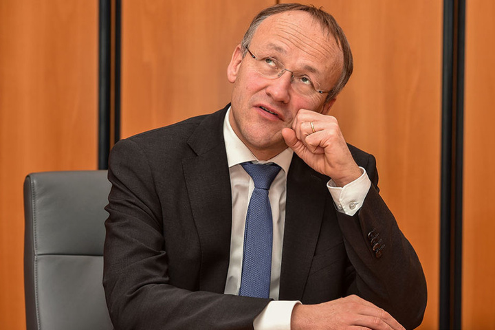 Der künftige Finanzbürgermeister Peter Lames (52, SPD) ist bei finanziellen
Fachfragen auf Hilfe angewiesen.