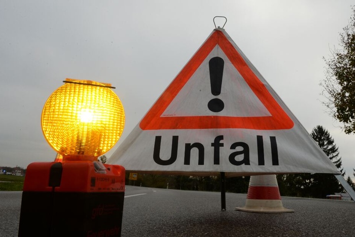 Die Straße war für rund fünf Stunden voll gesperrt. (Symbolbild)