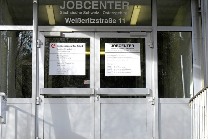 Das Jobcenter zahlte der Baronin 3421 Euro zu viel.