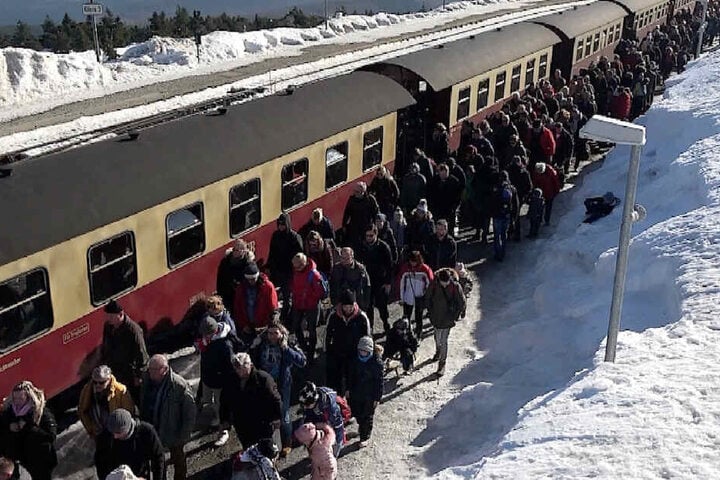 Tausende Besucher kamen mit der Bahn, um die Aussicht zu genießen.