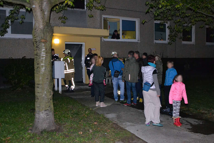 Mieter wurden geweckt, ihre Wohnungen auf Brandgase untersucht.