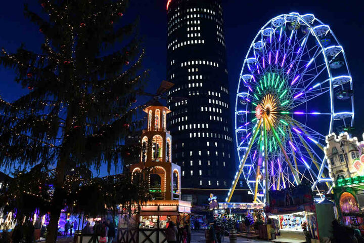 Der Weihnachtsmarkt auf dem Eichplatz lockt mit der größten Pyramide Thüringens.