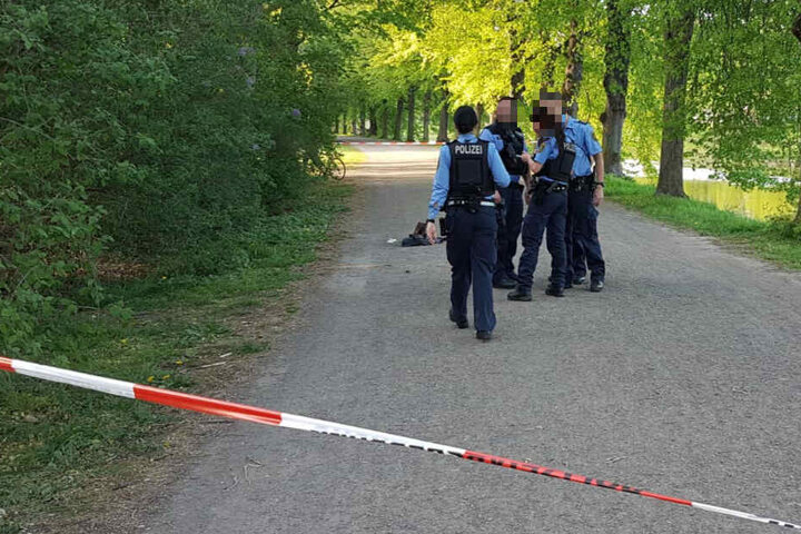 Die Polizei hat den Tatort abgesperrt, sichert Spuren und befragt Zeugen.