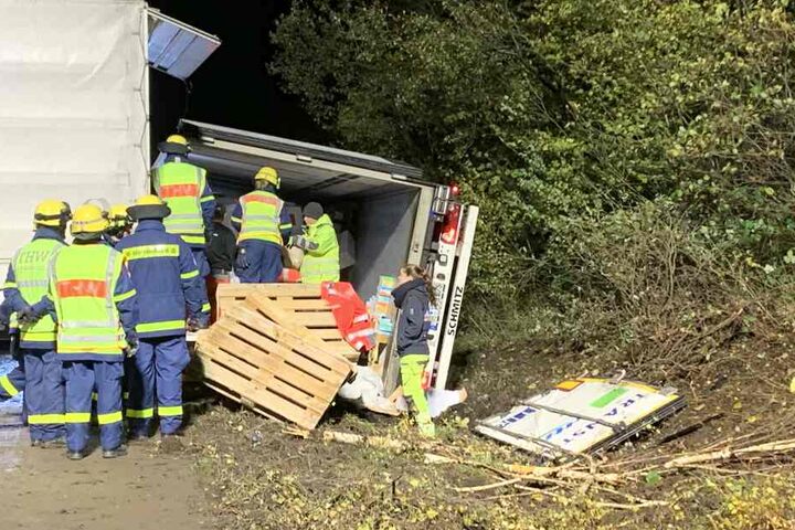 Die Aufräumarbeiten an der A3 zogen sich bis in den Montagmorgen hinein.