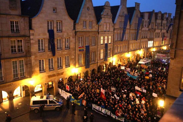 Demonstranten standen auf dem Prinzipalmarkt in Münster, während im Rathaus der Neujahrsempfang des Kreisverbandes der AfD stattfand.
