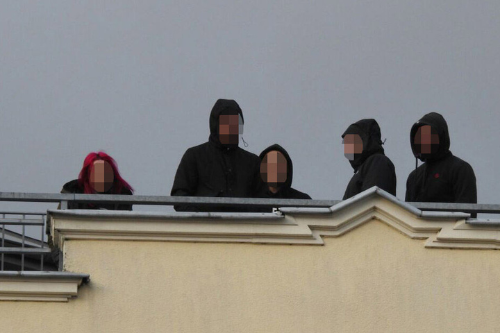Etwa 30 Personen aus der rechten Szene formierten sich zur Spontan-Demonstration.