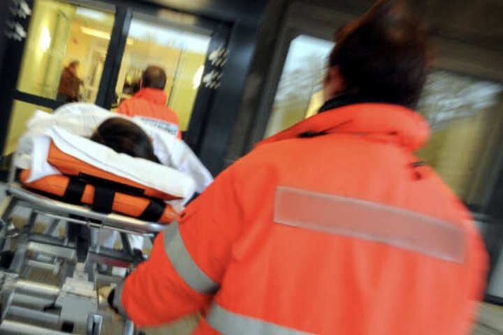 Die Kinder wurden von Rettungskräften in ein Krankenhaus gebracht. (Symbolbild)