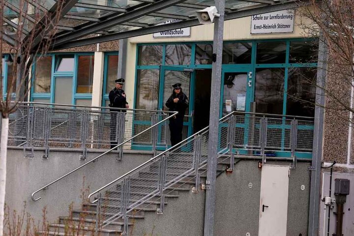 Polizisten stehen vor der Schule in Heidenau.
