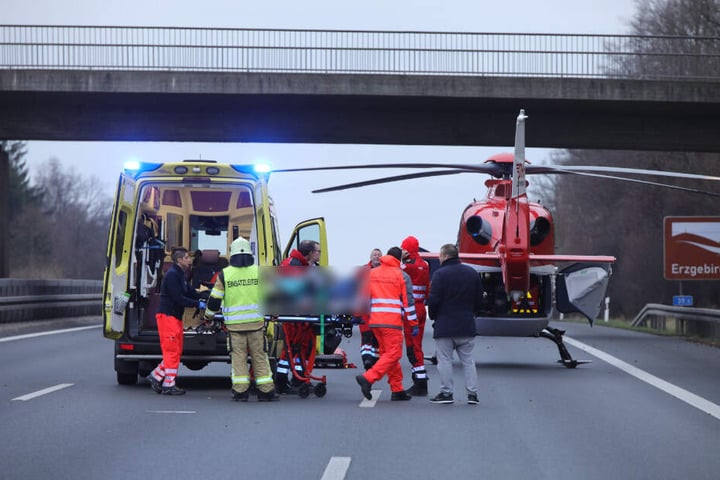 Ein Rettungshubschrauber brachte die Frau ins Krankenhaus.