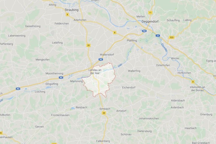 Bei Landau an der Isar ist es auf der Bundesstraße 20 zu einem schweren Verkehrsunfall gekommen.