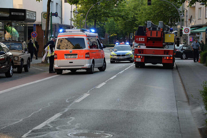 Feuerwehr und Polizei sperrten die Straße ab.
