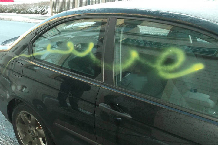 Unbekannte beschmierten mehrere Autos.