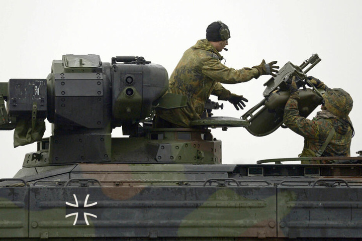 Panzer des Typ "Marder" werden verladen.