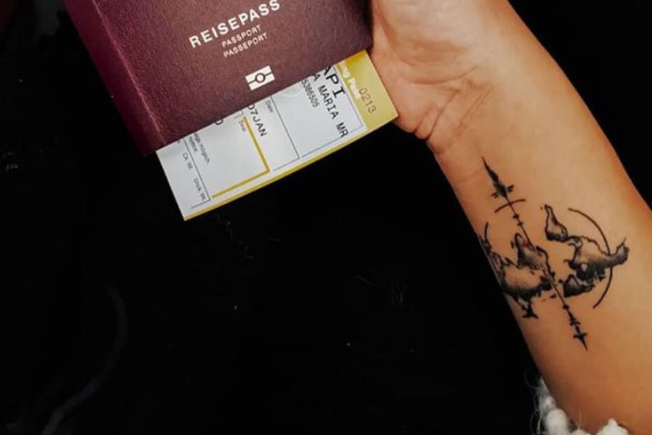 Anna zeigt ihr Tattoo.