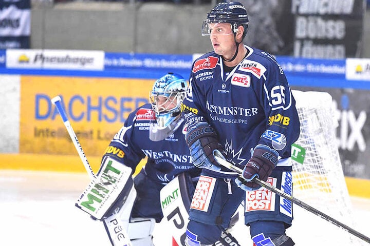 Der Dresdner Georgijs Pujacs (rechts) hält vor Keeper Marco Eisenhut die Stellung.