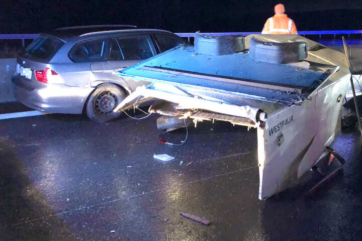 Bei einem Unfall auf der A9 in Bayern wurden zwei Menschen und ein Pferd verletzt.