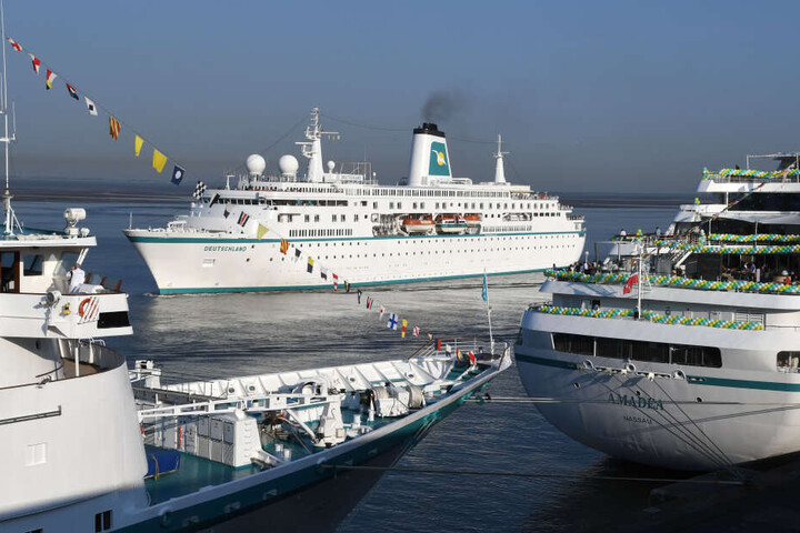 Kreuzfahrtschiffe im Hafen: Weil ein Passagier an Board eines Schaffen gestürzt ist, bekommt er nun Schmerzensgeld. (Symbolbild)
