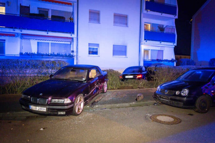 Auch zwei weitere Fahrzeuge wurden in Mitleidenschaft gezogen.