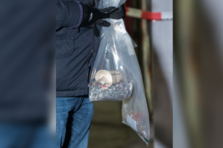 Ein Entschärfer hält nach einer Explosion im S-Bahnhof Veddel zwei Tüten mit sichergestellten Teilen. Das Urteil um die Explosion vom Dezember 2017 wurde im Oktober 2018 verkündet und am im Mai 2019 vom Bundesgerichtshof in Karlsruhe bestätigt.
