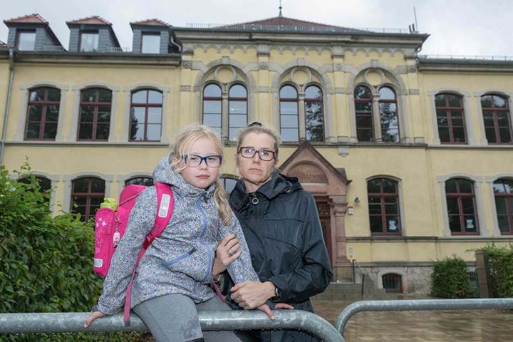 Mutti Ines Raith - hier mit Tochter Yara (8) - sprang schon selbst zur Betreuung ein.