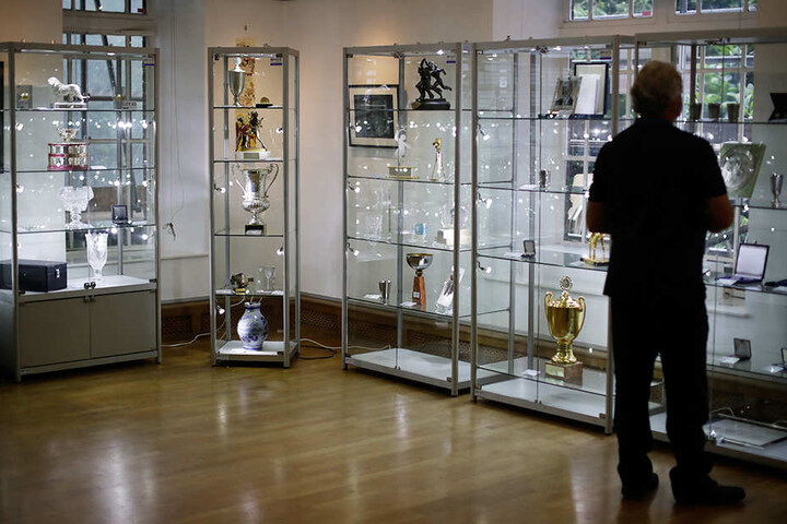 In der Knapp-Galerie in London stehen Erinnerungsstücke und Trophäen des deutschen Tennis-Stars zur Versteigerung.