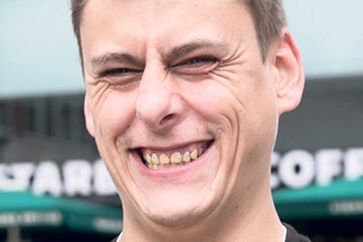 Peer
(31), Hilfskoch
aus
Dresden,
wählt die
FDP: „Aus
Deutschland
muss
etwas werden.
Die
Ausländer sollen raus. Wenn es
die NPD noch gäbe, würde ich
die wählen.“