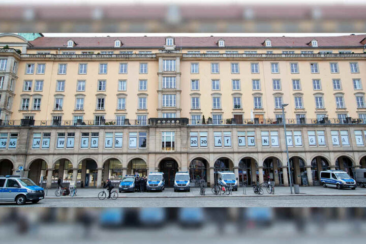 Der Schriftzug "1945 Nie wieder! 2020 AfD und Pegida?" ist in den Fenstern eines Hauses am Altmarkt zu sehen.